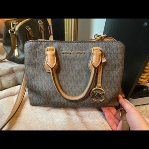 Medium sized Michael Kors purse/bag